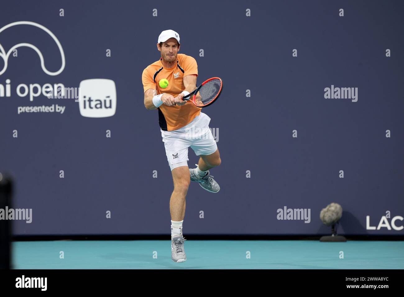 MIAMI GARDENS, FLORIDA - 22 MARZO: Andy Murray del Regno Unito colpisce un tiro contro l'Argentina Tomás Martín Etcheverry durante il loro match il giorno 7 del Miami Open all'Hard Rock Stadium il 22 marzo 2024 a Miami Gardens, Florida. Persone: Andy Murray credito: Storms Media Group/Alamy Live News Foto Stock