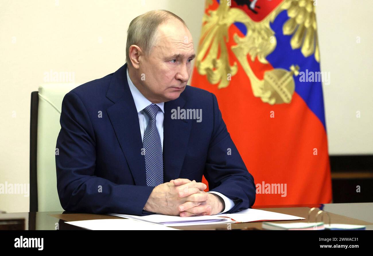 Novo-Ogaryovo, Russia. 22 marzo 2024. Il presidente russo Vladimir Putin presiede un incontro con i membri del Consiglio di sicurezza tramite videoconferenza dalla residenza statale Novo-Ogaryovo, il 22 marzo 2024, a Novo-Ogaryovo, Oblast' di Mosca, Russia. Putin ha tenuto la riunione di emergenza dopo l'attacco terroristico del municipio di Crocus che ha ucciso almeno 60 persone. Crediti: Mikhail Metzel/piscina del Cremlino/Alamy Live News Foto Stock