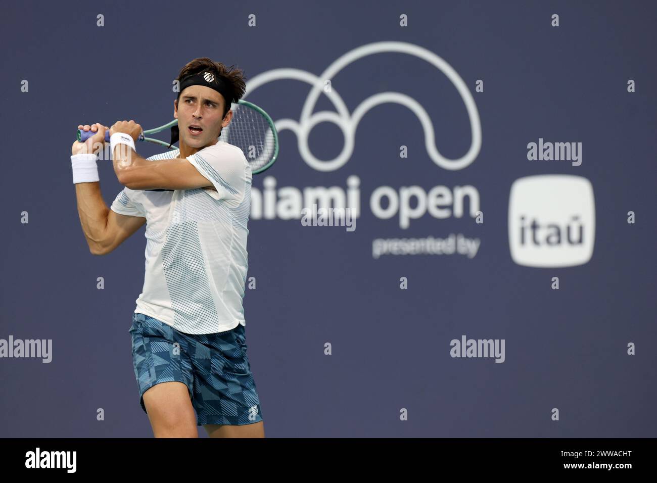 MIAMI GARDENS, FLORIDA - 22 MARZO: Andy Murray del Regno Unito colpisce un tiro contro l'Argentina Tomás Martín Etcheverry durante il loro match il giorno 7 del Miami Open all'Hard Rock Stadium il 22 marzo 2024 a Miami Gardens, Florida. Persone: Tomas Martin Etcheverry credito: Storms Media Group/Alamy Live News Foto Stock