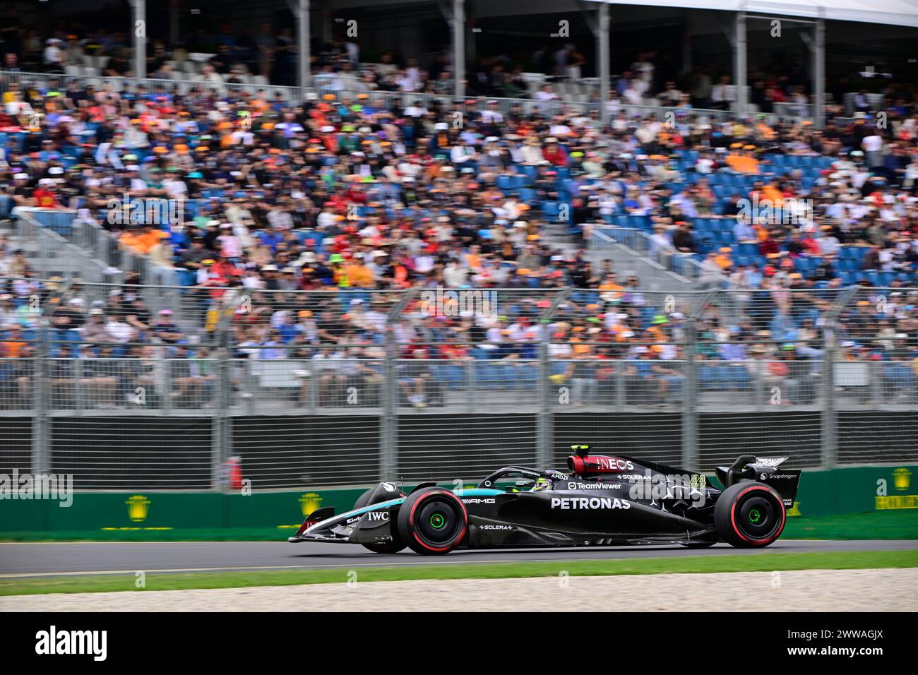 MELBOURNE, AUSTRALIA. 23 marzo 2024. 44 Lewis Hamilton (GBR) Mercedes-AMG Petronas F1 Team durante la sessione di prove libere 3 al FIA Formula 1 Rolex Australian Grand Prix 2024 3° round dal 22 al 24 marzo presso l'Albert Park Street Circuit di Melbourne, Australia. Crediti: Karl Phillipson/Alamy Live News Foto Stock