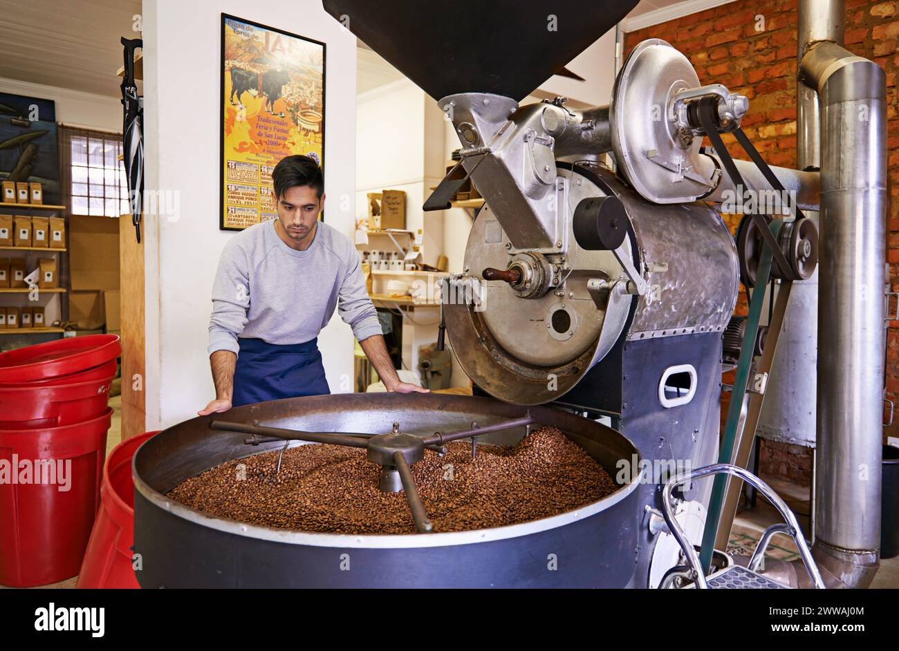 Caffè, check-in e uomo con macchina per tostatura con piccole imprese, produzione e controllo qualità. Imprenditore, barista o tostapane con fagioli a. Foto Stock