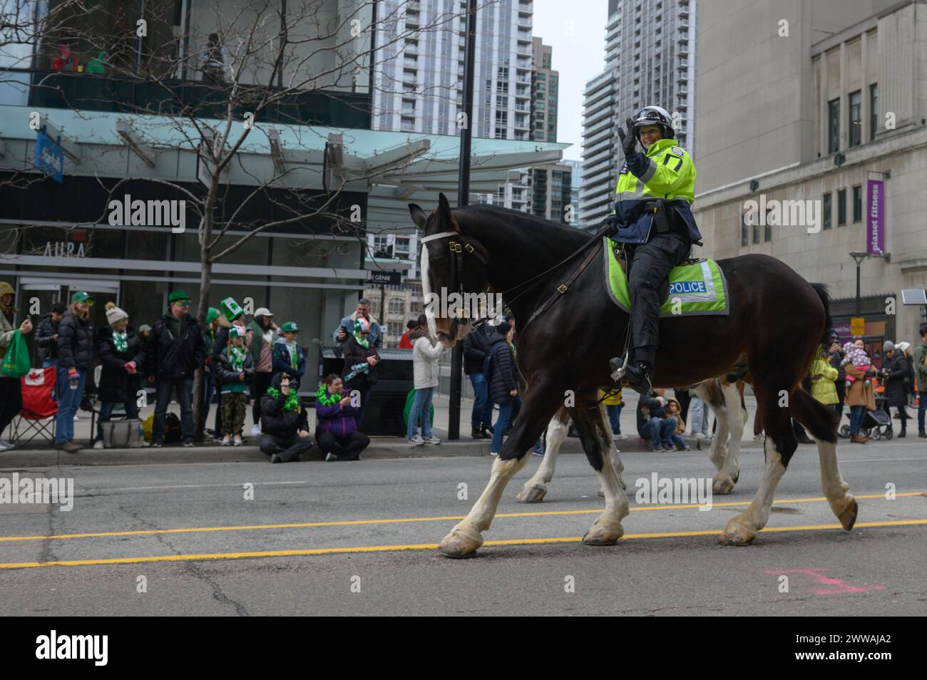 Toronto, ON, Canada - 17 marzo 2024: Polizia a cavallo pattuglia le strade di Toronto Foto Stock