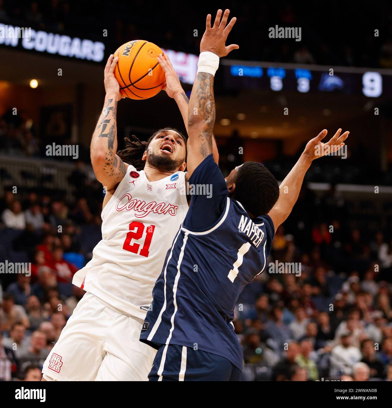 Memphis, Tennessee, Stati Uniti. 22 marzo 2024. La guardia di Houston EMANUEL SHARP (21) si arrampica per un tiro contro la guardia di Longwood WALYN NAPPER (1) durante la partita del primo turno del torneo maschile NCAA del 22 marzo 2024. Houston ha vinto, 86-46. (Credit Image: © Scott Coleman/ZUMA Press Wire) SOLO PER USO EDITORIALE! Non per USO commerciale! Foto Stock