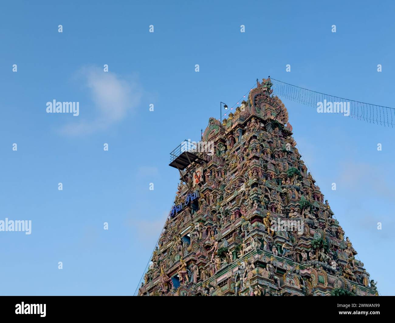 Splendida vista del gopuram (torre) del Tempio Kapaleeshwarar, Mylapore, Chennai, India. Traduzione inglese: Shiva Shiva Foto Stock