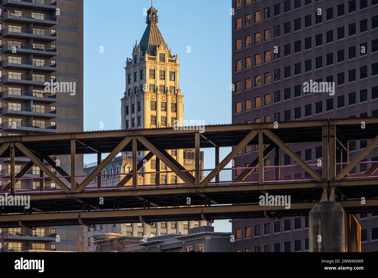 La Lincoln American Tower, in stile neogotico, si erge oltre il Memphis Suspension Railway & Pedestrian Bridge nel centro di Memphis, Tennessee. (USA) Foto Stock