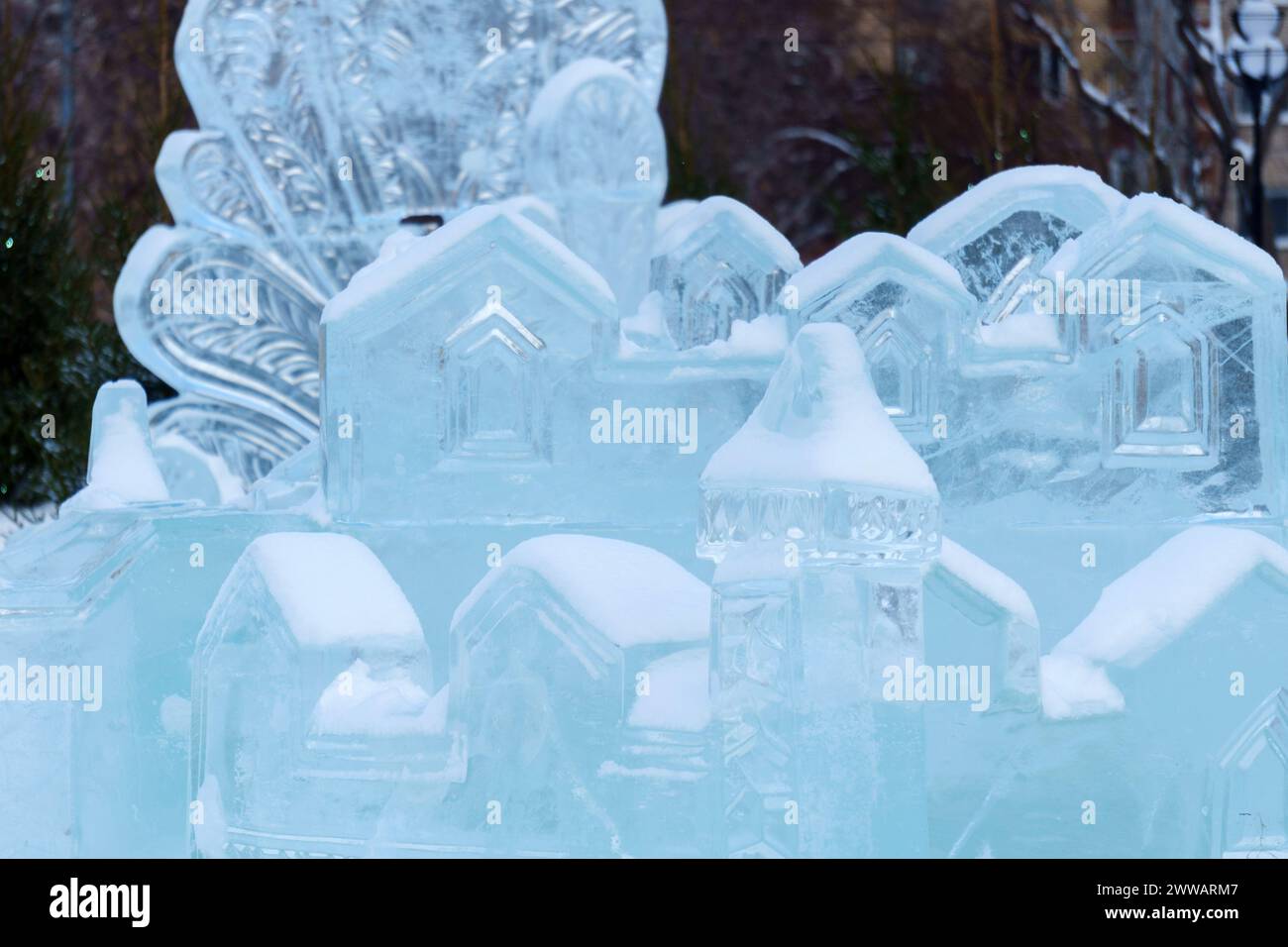 Scultura di neve, congelata in una posa dinamica e ricca di azione. Foto Stock