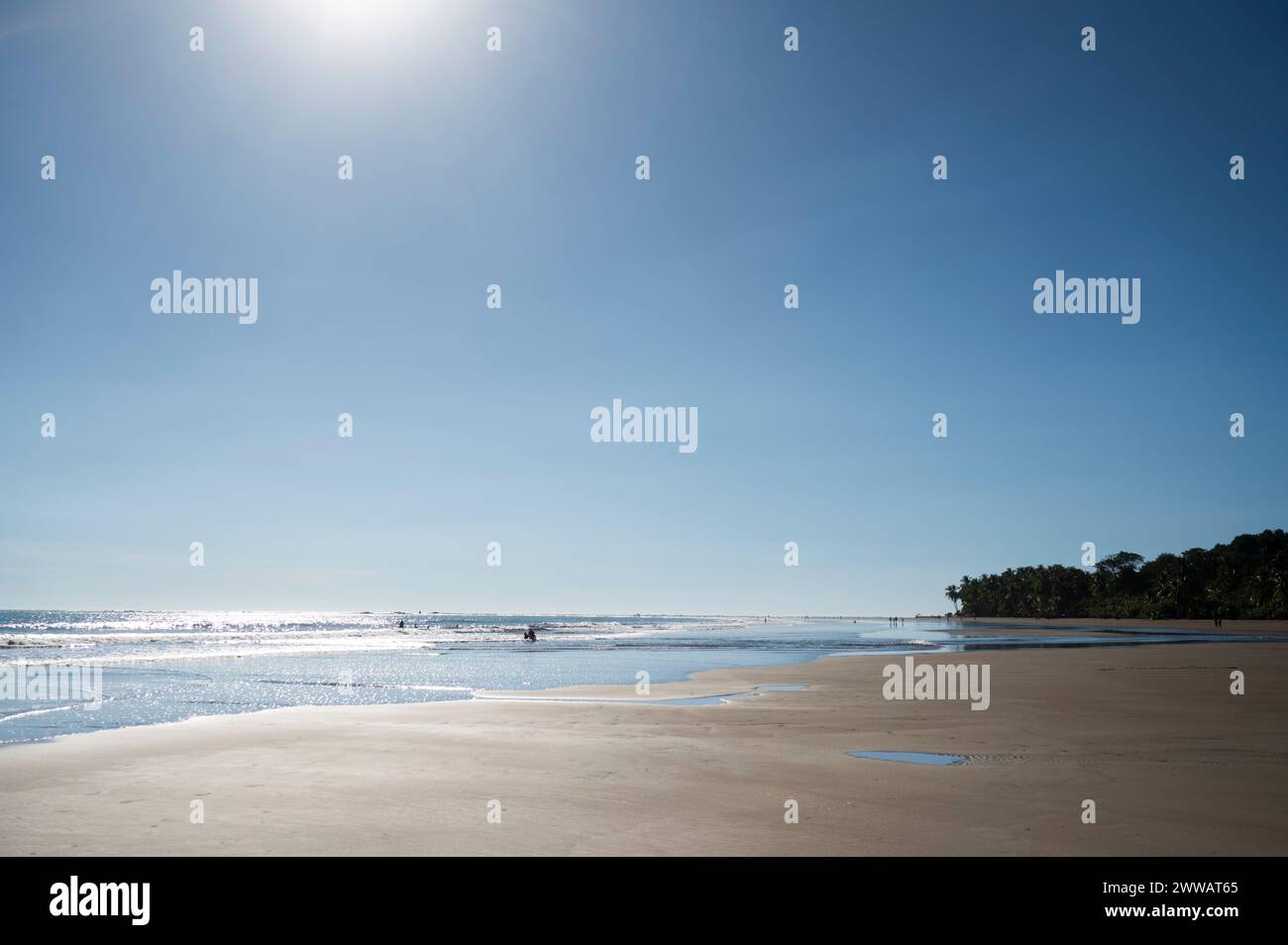 Il turismo e i noleggi di barche stanno aumentando sulla spiaggia incontaminata di Uvita in Costa Rica. Foto Stock