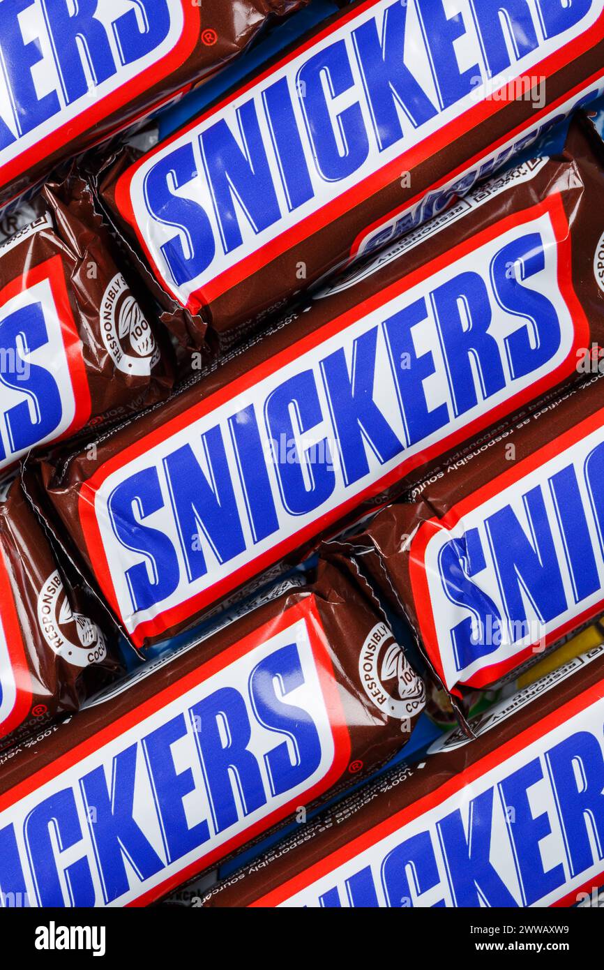 Stoccarda, Germania - 9 novembre 2023: Snickers Chocolate bars from Mars Inc. Come sfondo ritratto a Stoccarda, Germania. Foto Stock