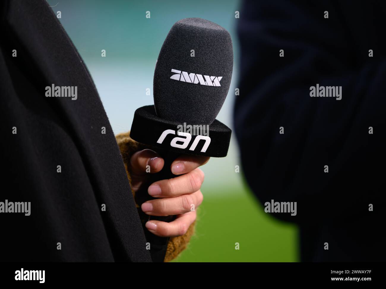 Chemnitz, Germania. 22 marzo 2024. Calcio, U21 uomini: Qualificazioni al Campionato europeo, Germania - Kosovo, 1° turno, gruppo D, giorno 8, stadio - An der Gellertstraße. Un esperto del canale televisivo ProSieben Maxx sta tenendo in mano un microfono con la scritta "Ran". Crediti: Robert Michael/dpa/Alamy Live News Foto Stock