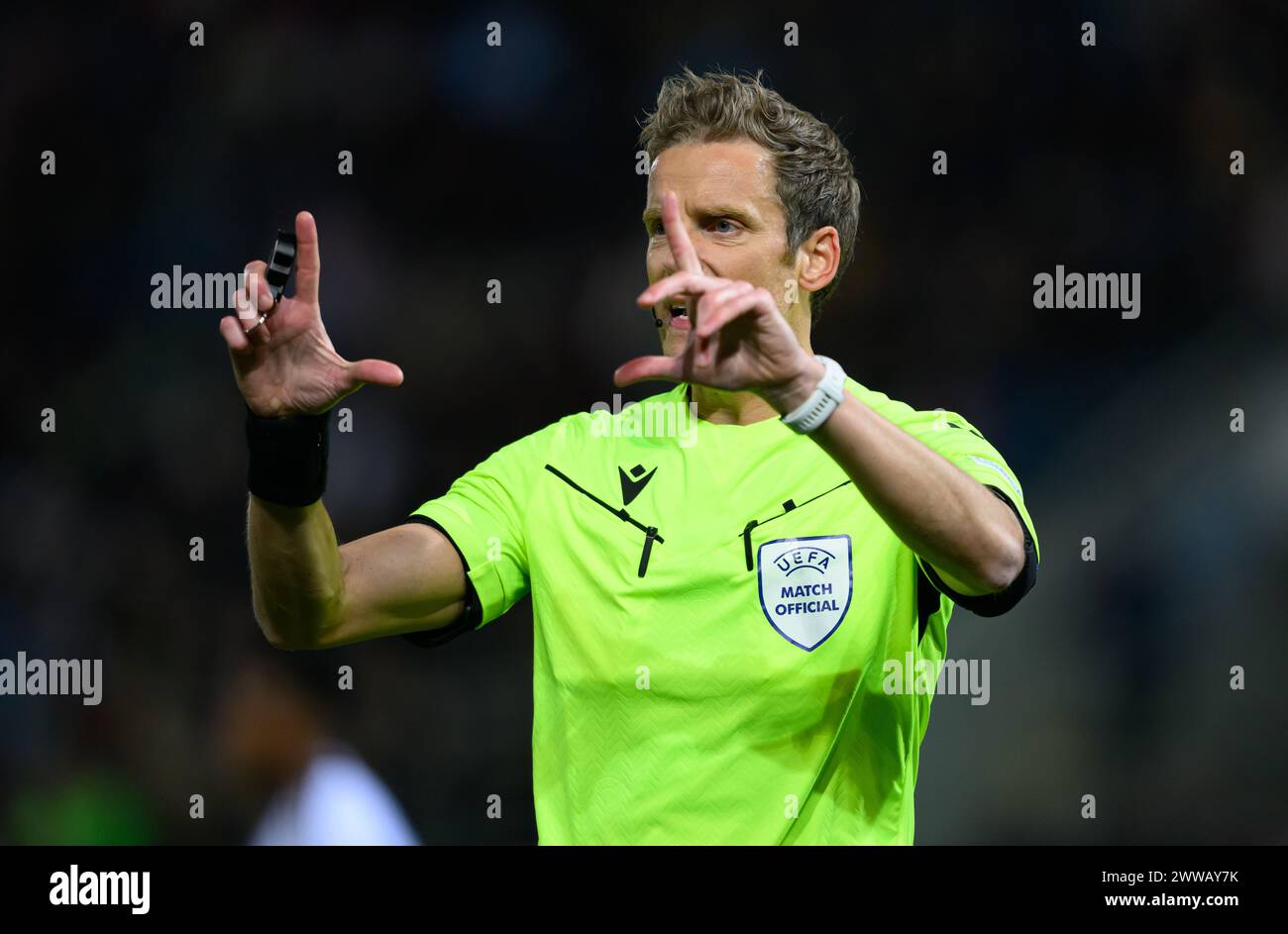Chemnitz, Germania. 22 marzo 2024. Calcio, U21 uomini: Qualificazioni al Campionato europeo, Germania - Kosovo, 1° turno, gruppo D, giorno 8, Stadion - an der Gellertstraße. Gesti dell'arbitro Daniele Chiffi. Crediti: Robert Michael/dpa/Alamy Live News Foto Stock