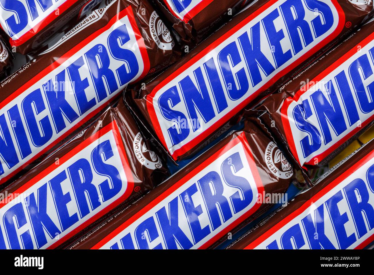 Stoccarda, Germania - 9 novembre 2023: Snickers Chocolate bars from Mars Inc. Come sfondo a Stoccarda, Germania. Foto Stock
