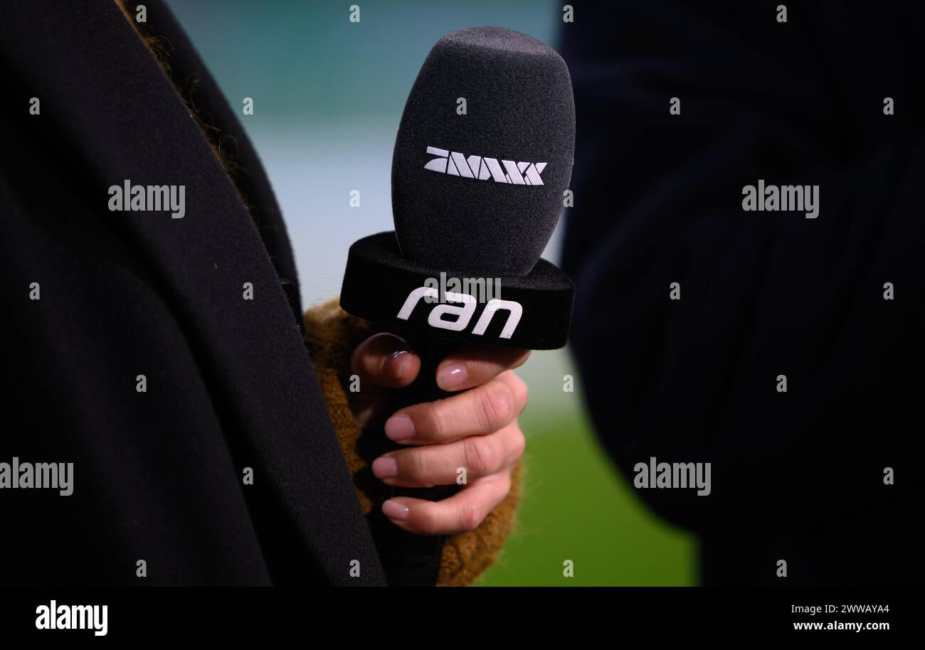 Chemnitz, Germania. 22 marzo 2024. Calcio, U21 uomini: Qualificazioni al Campionato europeo, Germania - Kosovo, 1° turno, gruppo D, giorno 8, stadio - An der Gellertstraße. Un esperto del canale televisivo ProSieben Maxx sta tenendo in mano un microfono con la scritta "Ran". Crediti: Robert Michael/dpa/Alamy Live News Foto Stock
