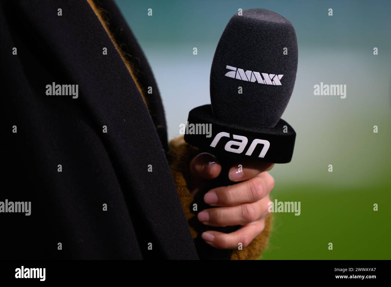 Chemnitz, Germania. 22 marzo 2024. Calcio, U21 uomini: Qualificazioni al Campionato europeo, Germania - Kosovo, 1° turno, gruppo D, giorno 8, stadio - An der Gellertstraße. Un esperto del canale televisivo ProSieben Maxx sta tenendo in mano un microfono con la scritta "Ran". Crediti: Robert Michael/dpa/Alamy Live News Foto Stock