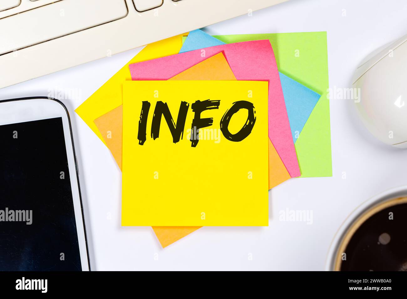 Informazioni messaggio notizie annuncio annuncio annuncio di un concetto di ufficio su un'economia di scrivania Foto Stock