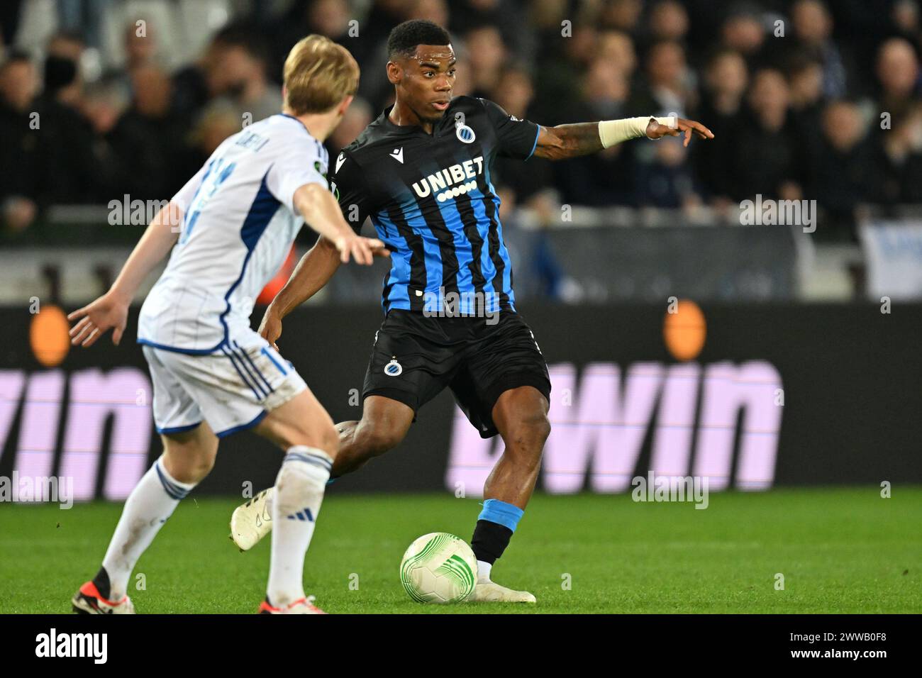 Brugge, Belgio. 14 marzo 2024. Raphael Onyedika (15) del Club Brugge nella foto durante il turno di UEFA Conference League del 16 - partita di andata nella stagione 2023-2024 tra il Club Brugge KV e il Molde FK il 14 marzo 2024 a Brugge, Belgio. (Foto di David Catry/Isosport) credito: Sportpix/Alamy Live News Foto Stock