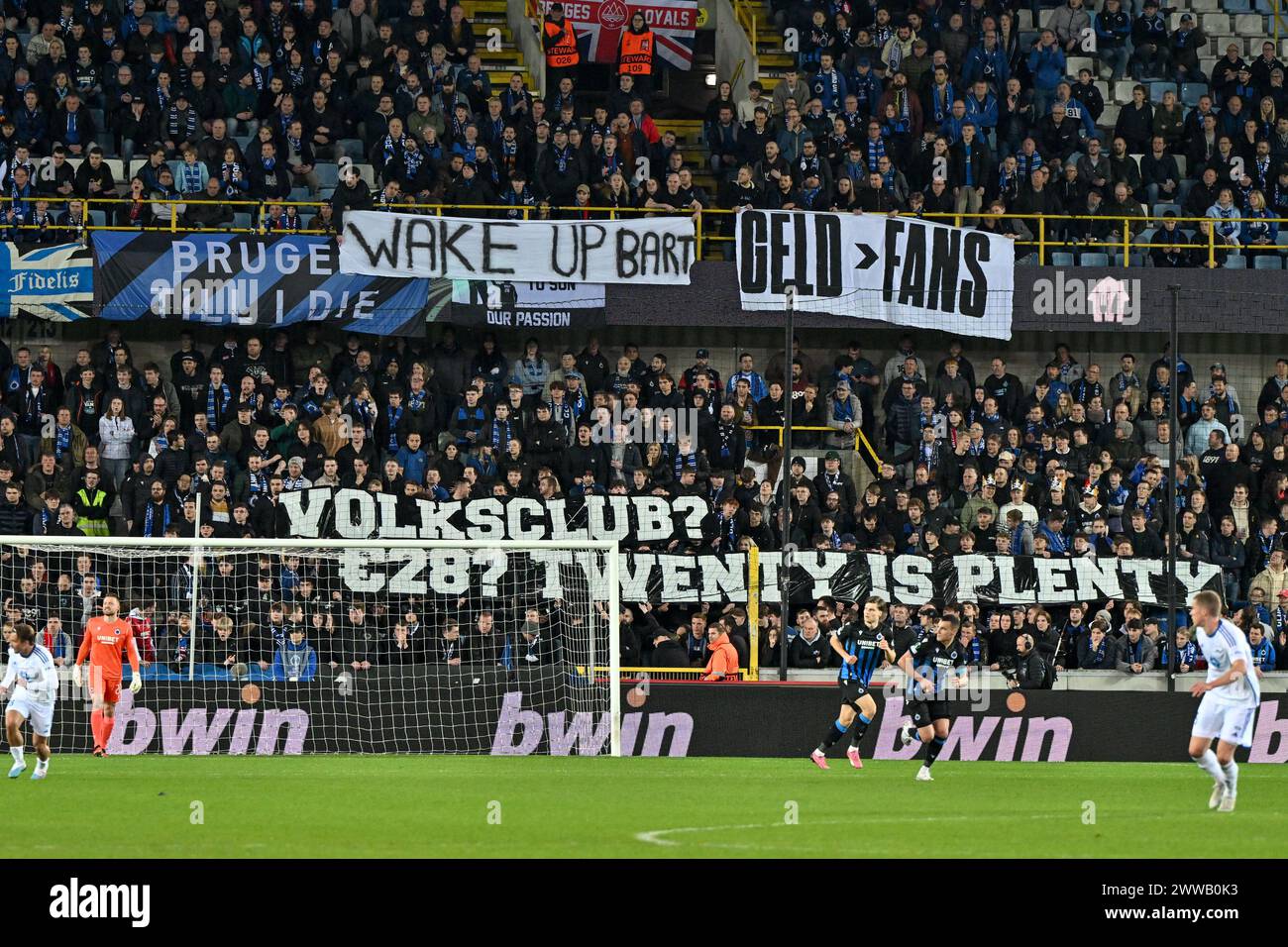 Brugge, Belgio. 14 marzo 2024. I fan e i sostenitori del Club Brugge mostrano striscioni con Wake Up Bart, Geld > fan, Volksclub ?, €28 venti sono in abbondanza per mostrare il loro malcontento per gli alti prezzi dei biglietti durante il turno della UEFA Conference League del 16 - partita di andata nella stagione 2023-2024 tra il Club Brugge KV e il Molde FK il 14 marzo 2024 a Bruges, Belgio. (Foto di David Catry/Isosport) credito: Sportpix/Alamy Live News Foto Stock