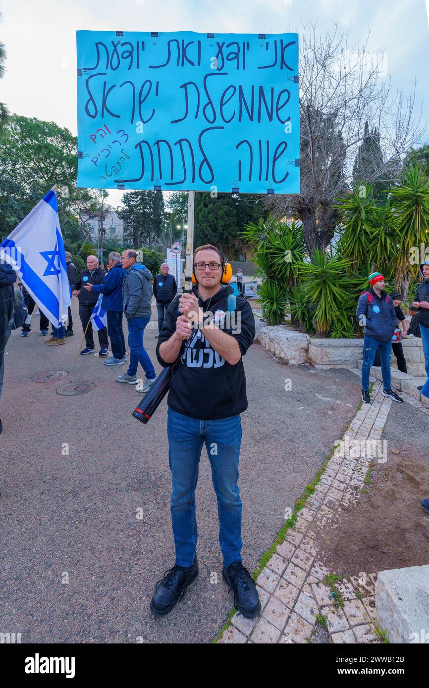 Haifa, Israele - 16 marzo 2024: Persone con vari segni e bandiere protestano contro il governo, chiedendo nuove elezioni. Haifa, Israele Foto Stock