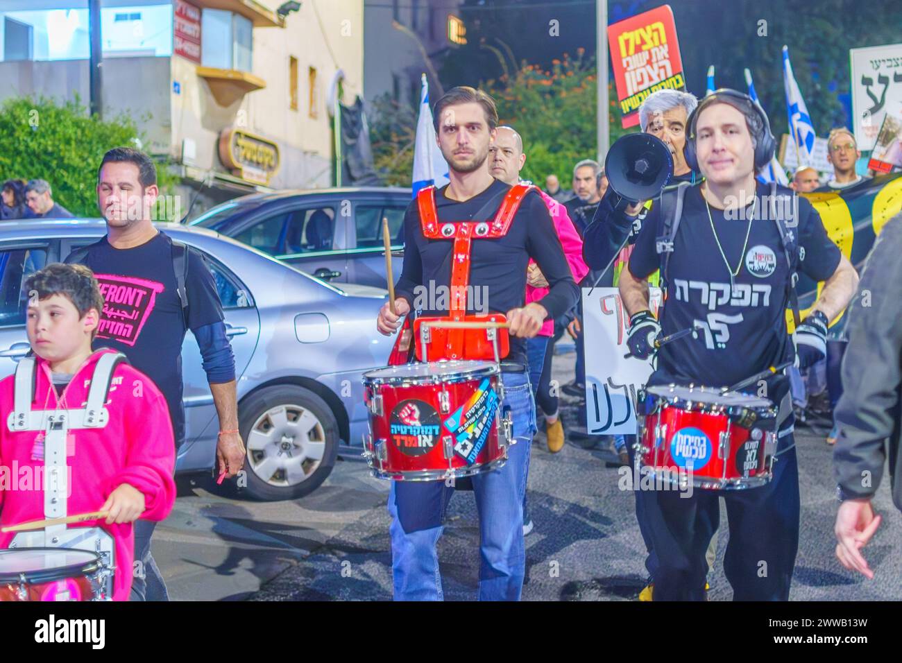 Haifa, Israele - 16 marzo 2024: Le persone prendono parte a una marcia di protesta, con vari segni e bandiere, contro il governo, che chiede nuove elezioni. Foto Stock