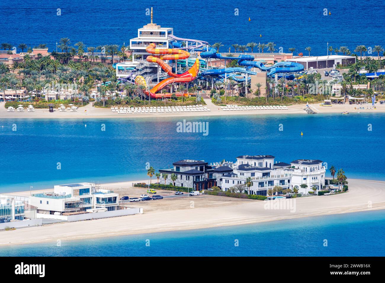 Ville di lusso a Dubai sull'isola artificiale Palm Jumeirah con vacanza al parco acquatico Aquaventure Foto Stock