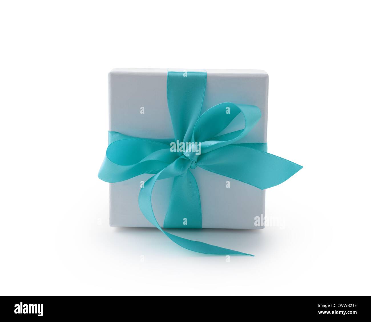 Confezione regalo bianca con fiocco a nastro blu isolata su sfondo bianco, oggetto festivo Foto Stock