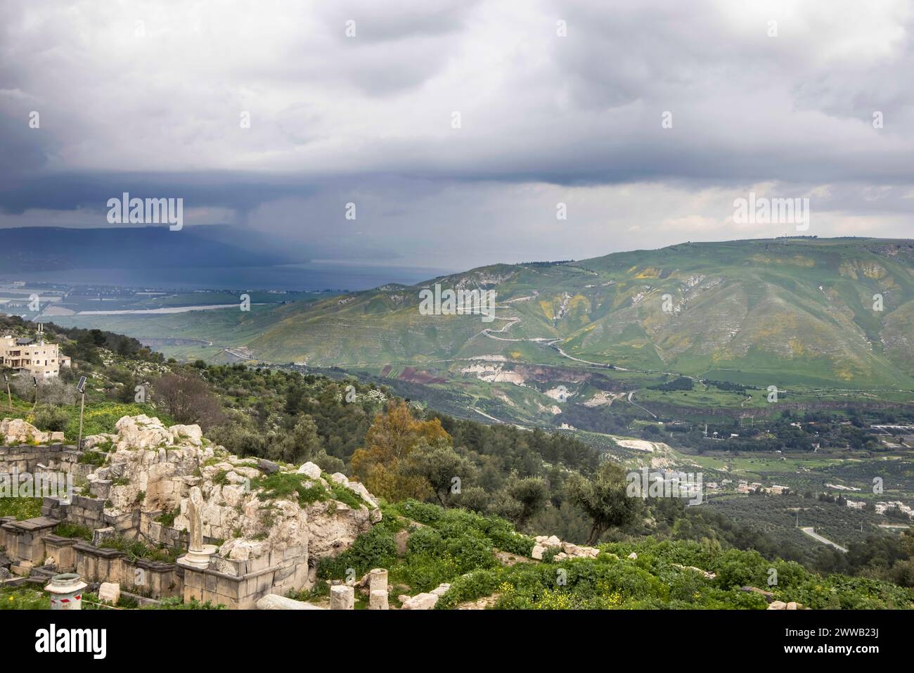 viste delle alture del golan in israele dalle rovine romane di umm qais (formalmente chiamata gadara) in giordania Foto Stock