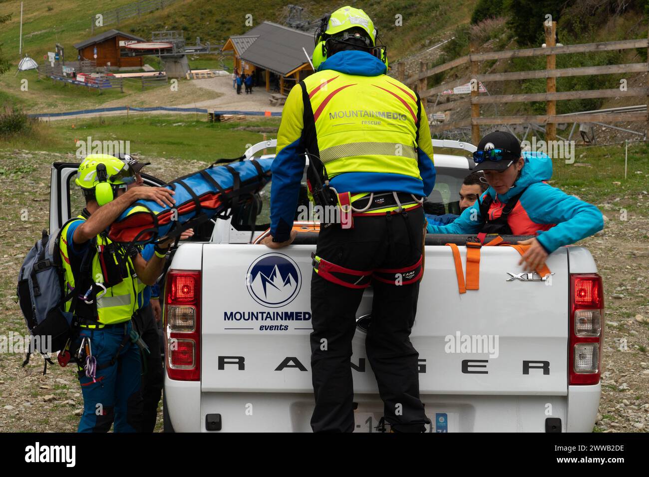 Rapporto su un dispositivo di salvataggio specializzato in difficile accesso alle montagne. I soccorritori saliranno a bordo di un elicottero per salvare un uomo ferito. Foto Stock