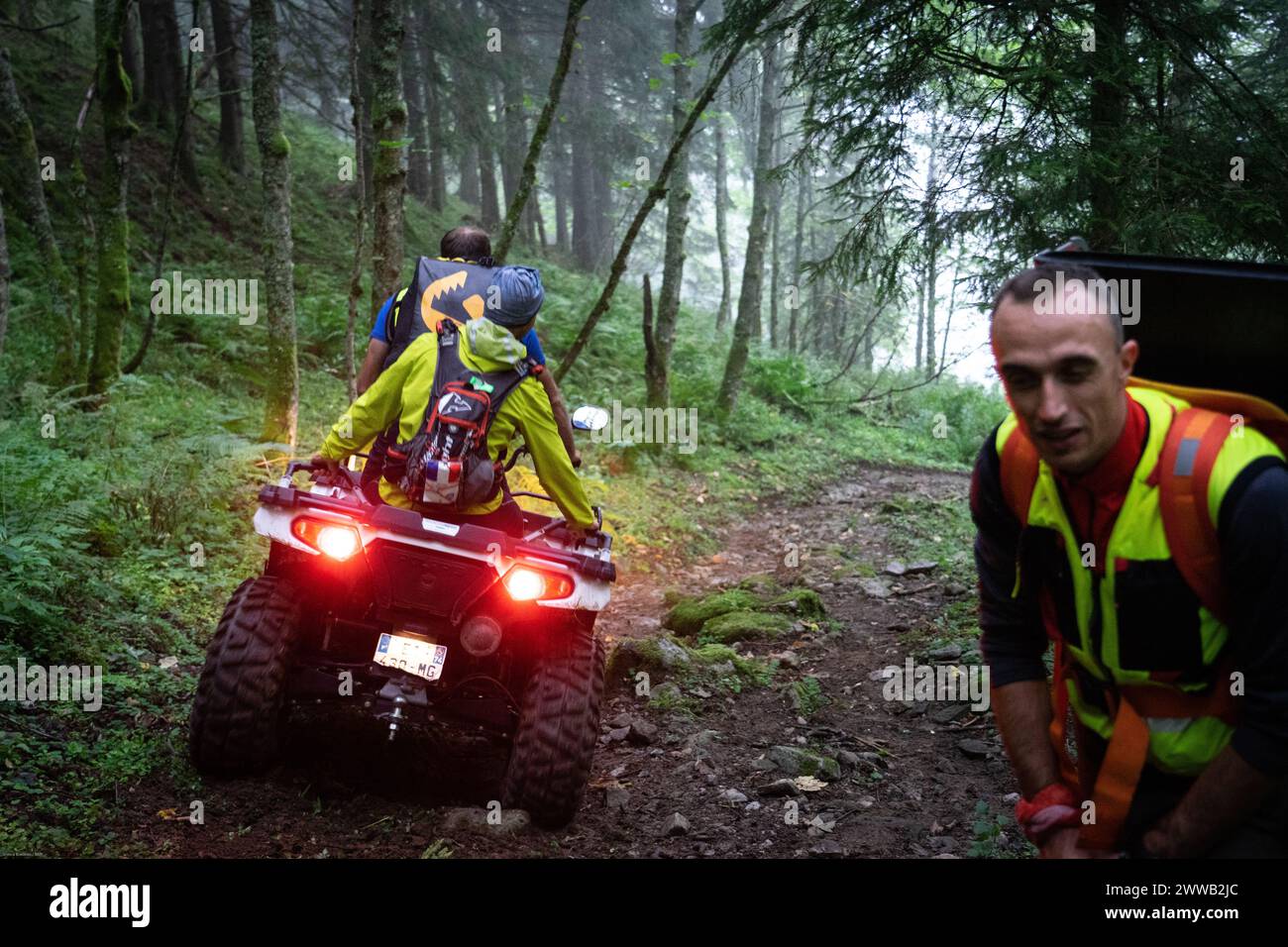 Rapporto su un dispositivo di salvataggio specializzato in difficile accesso alle montagne. Foto Stock