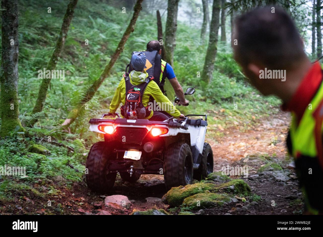 Rapporto su un dispositivo di salvataggio specializzato in difficile accesso alle montagne. Foto Stock