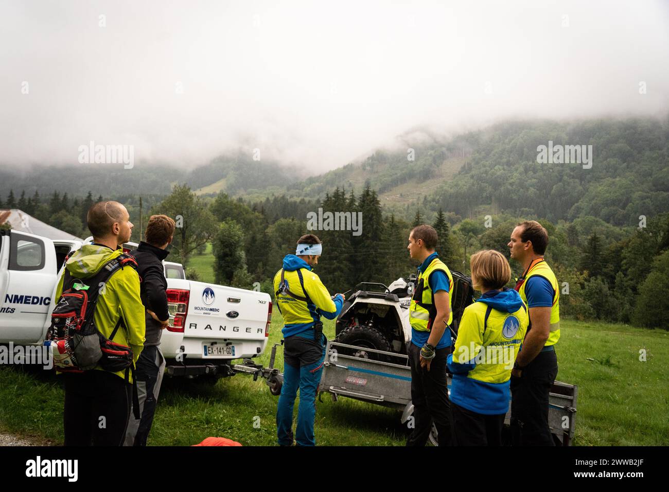 Rapporto su un dispositivo di salvataggio specializzato in difficile accesso alle montagne. I soccorritori organizzano gli ultimi preparativi prima di intervenire. Foto Stock