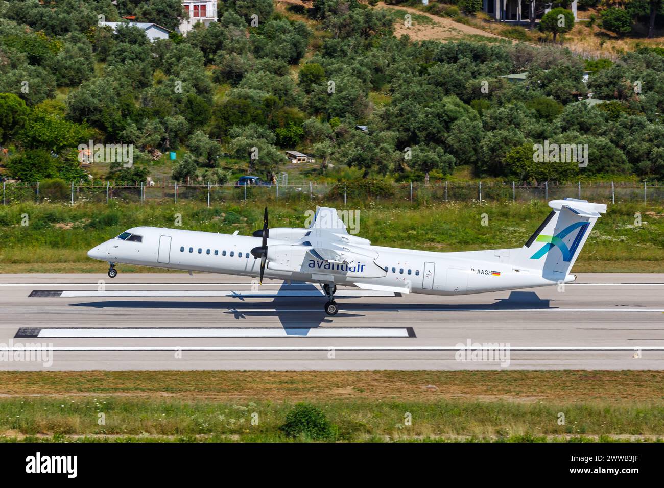 Skiathos, Grecia - 30 giugno 2023: Aereo Avanti Air De Havilland Dash 8 Q400 presso l'aeroporto di Skiathos (JSI) in Grecia. Foto Stock