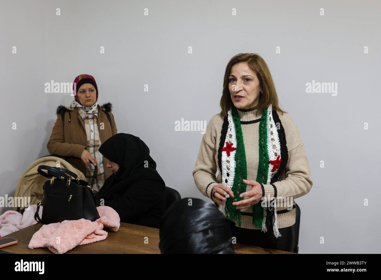 Gaziantep, Turkiye. 21 marzo 2024. Gaziantep, Turkiye. 22 marzo 2024. Le madri siriane delle persone scomparse, compresi gli ex detenuti, partecipano a una riunione organizzata dal movimento "famiglie per la libertà” a Gaziantep, nella Turchia meridionale. L'evento si è tenuto in occasione della festa della mamma in solidarietà con le madri dei detenuti e delle persone scomparse in Siria. Il movimento "famiglie per la libertà" è composto da famiglie siriane che cercano i loro parenti scomparsi e combattono contro la scomparsa forzata e la detenzione arbitraria da parte del governo siriano e di tutte le parti coinvolte nel conflitto siriano (Credit Image: Foto Stock