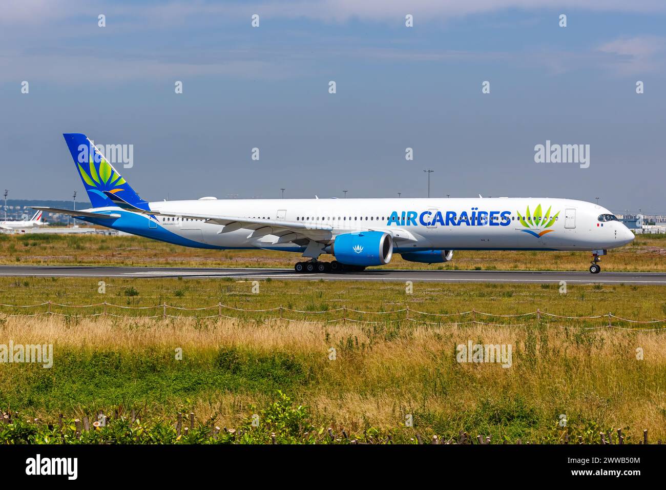 Parigi, Francia - 4 giugno 2022: Air Caraibes Airbus A350-1000 aeroplano all'aeroporto di Parigi Orly (ORY) in Francia. Foto Stock