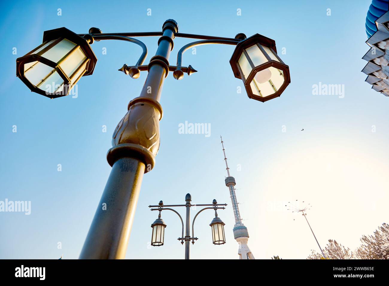 Tashkent TV Tower Toshkent Teleminorasi e lampione contro il cielo blu in Uzbekistan Foto Stock