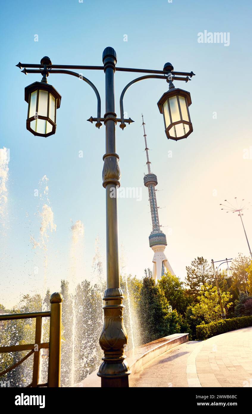 Tashkent TV Tower Toshkent Teleminorasi e lampione contro la fontana in Uzbekistan Foto Stock