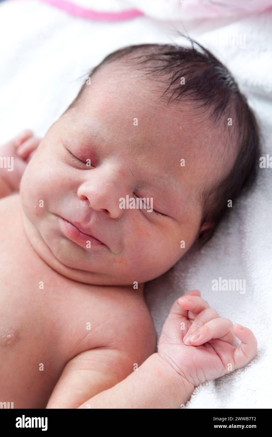 Il pediatra controlla le condizioni generali e il tono del neonato durante l'esame. Foto Stock
