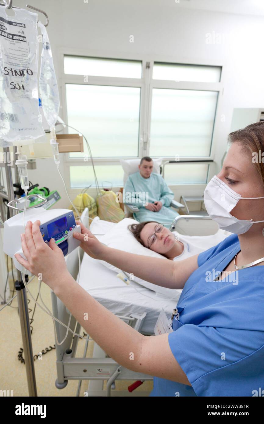 Infusione di ossitocina / sintocinone che accelera le contrazioni. Il travaglio in sala parto può talvolta durare diverse ore. Foto Stock