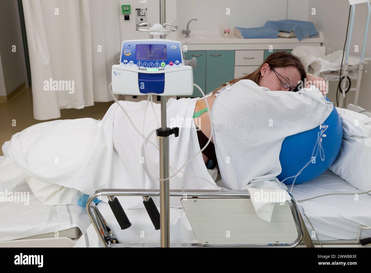 Il travaglio nella sala parto spesso dura diverse ore. Con l'aiuto di un palloncino, il turista assume certe posizioni che promuovono il parto. Foto Stock