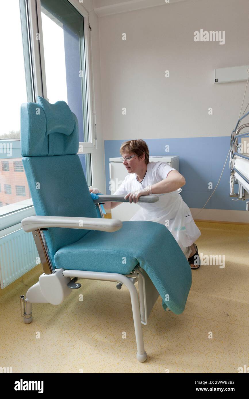 Assistenti di assistenza all'infanzia che puliscono una stanza dopo che un paziente lascia la suite di pannolini. Foto Stock