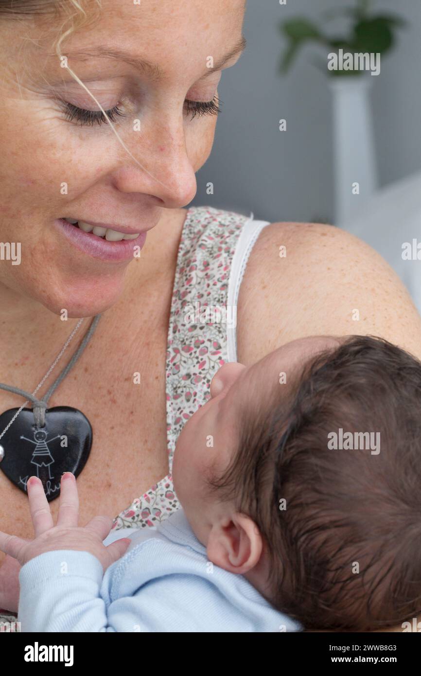 Neonato tra le braccia di sua madre. Il bambino ha 3 giorni. Foto Stock