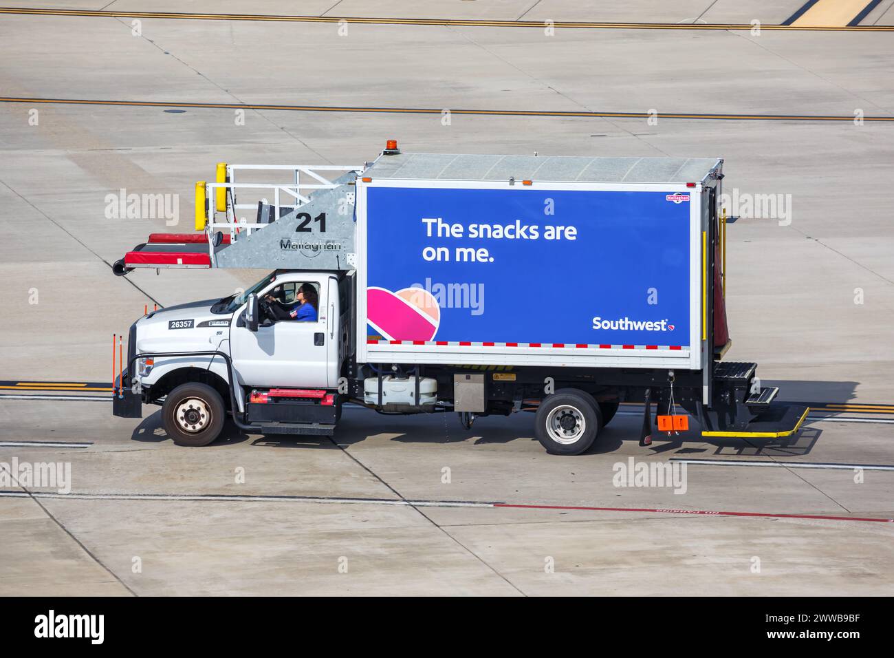 Dallas, Stati Uniti - 7 novembre 2022: Camion con servizio catering Southwest con spuntini presso l'aeroporto Love Field di Dallas (DAL) negli Stati Uniti. Foto Stock
