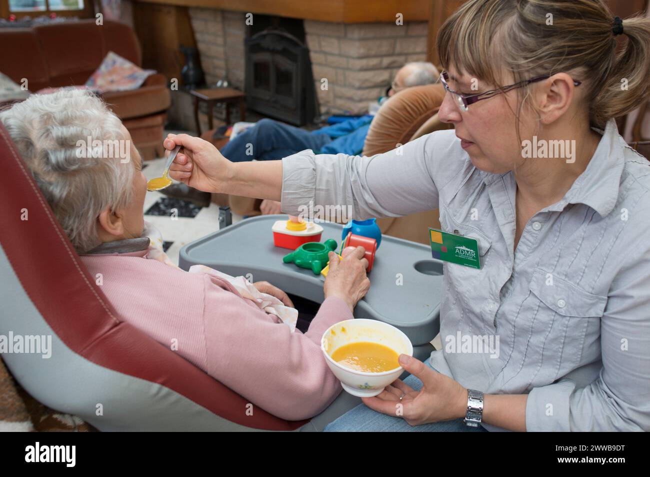 ADMR 62 - aiuto a domicilio nelle zone rurali, Pas de Calais. Veronique, Auxiliary of Social Life (AVS) interviene nella casa del signor e della signora B.. Foto Stock