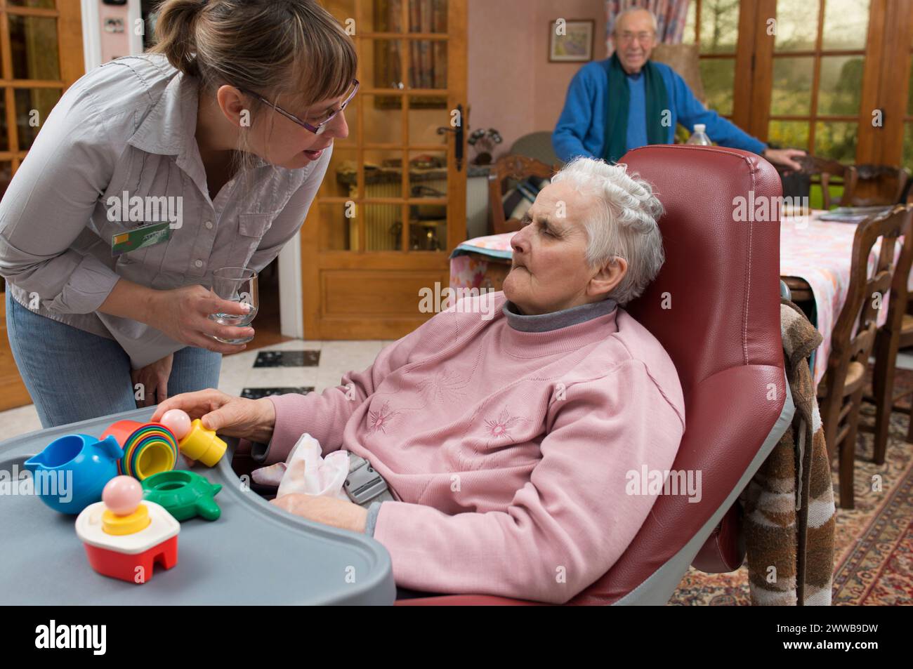 ADMR 62 - aiuto a domicilio nelle zone rurali, Pas de Calais. Veronique, Auxiliary of Social Life (AVS) interviene nella casa del signor e della signora B.. Foto Stock