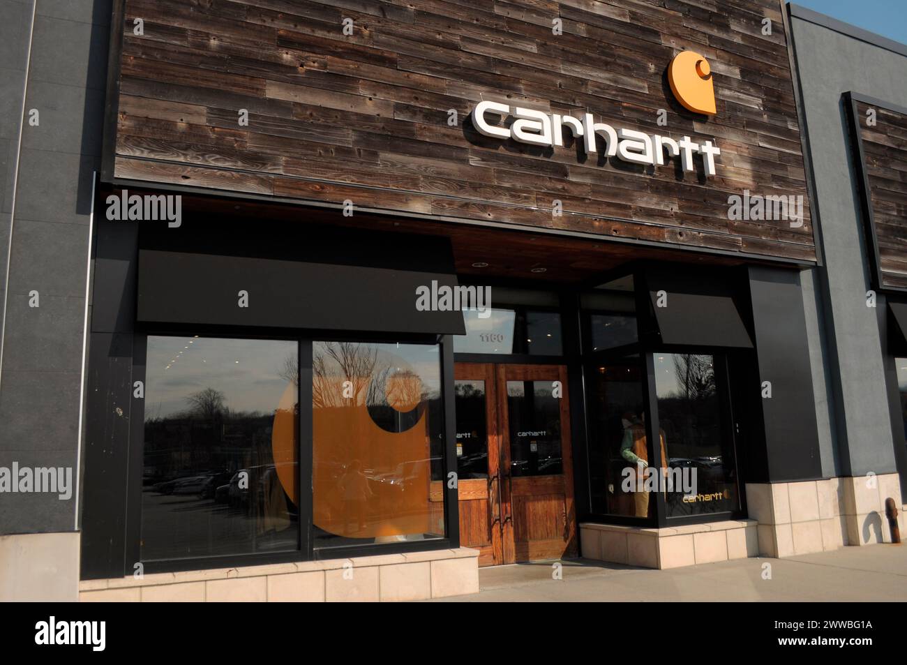 New York, Stati Uniti. 22 marzo 2024. Un negozio Carhartt si trova nel quartiere di Huntington Station nella contea di Suffolk. Credito: SOPA Images Limited/Alamy Live News Foto Stock