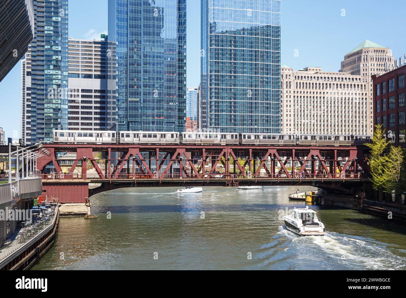 Metropolitana sopraelevata Metro Rapid Rail Transit, trasporto pubblico cittadino su un ponte a Chicago, Stati Uniti Foto Stock