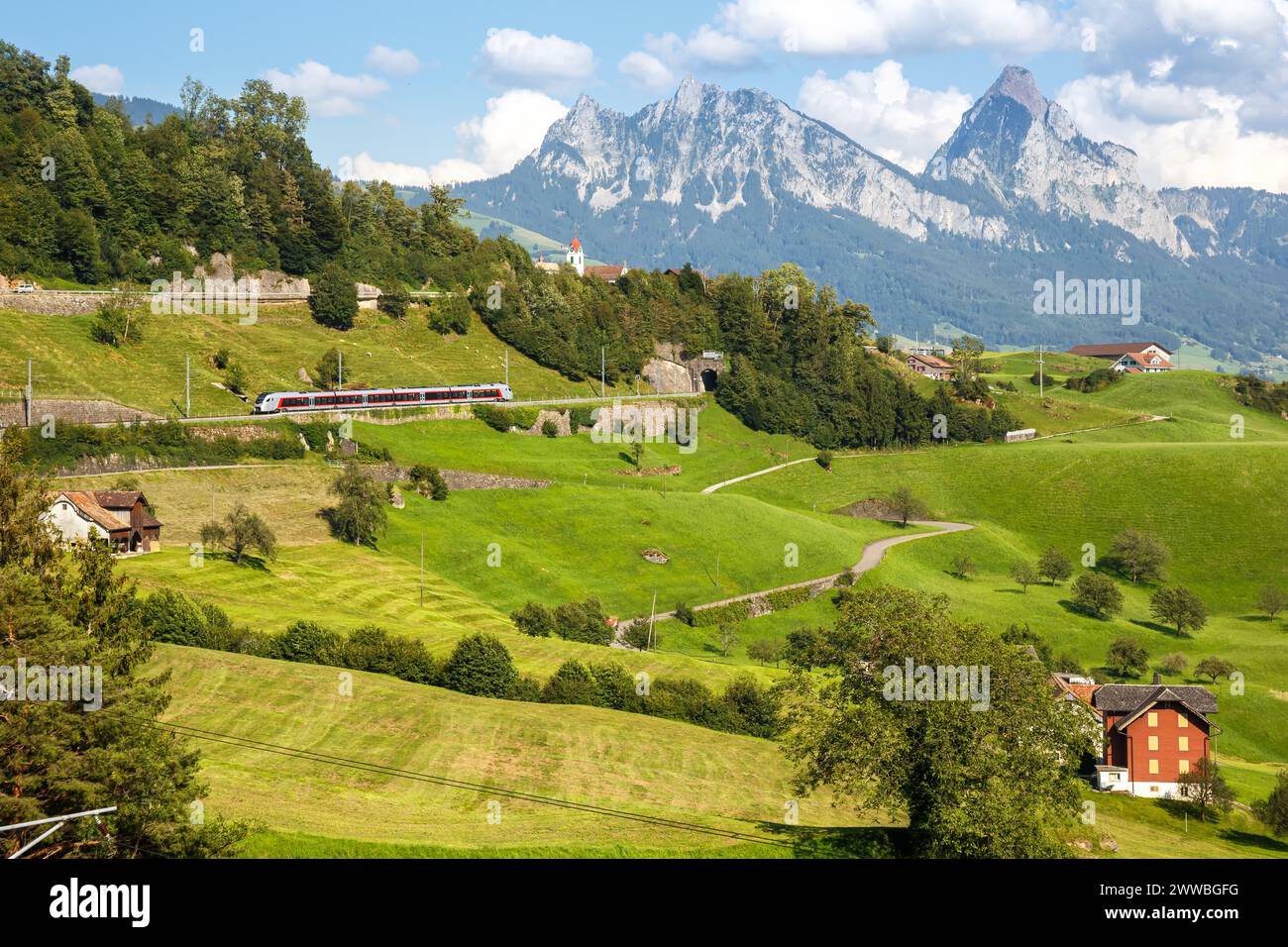 Treno ferroviario passeggeri tipo Stadler Flirt di Südostbahn sul monte Grosser Mythen nelle Alpi svizzere ad Arth, Svizzera Foto Stock