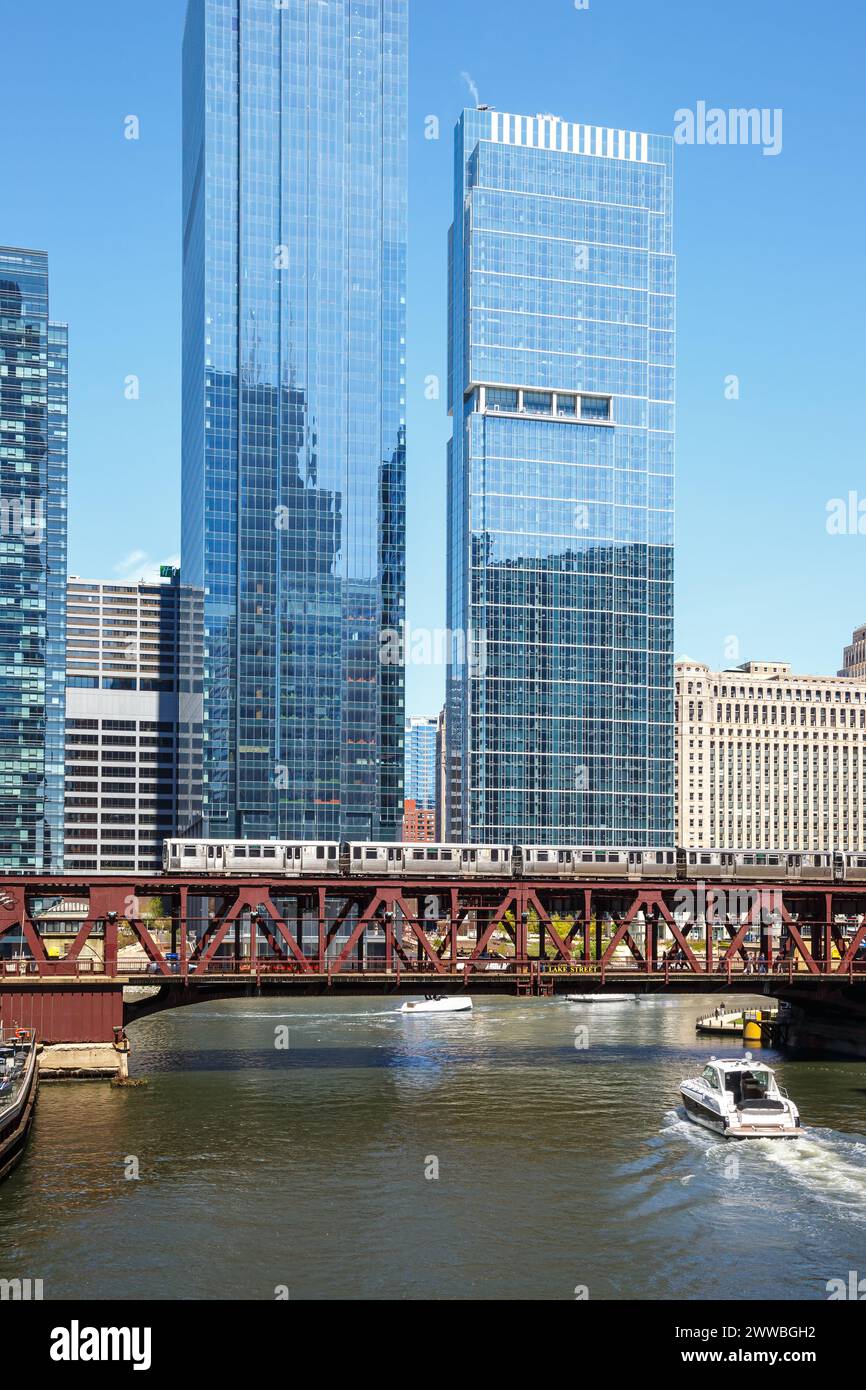 Metropolitana sopraelevata Metro Rapid Rail Transit treno trasporto pubblico cittadino su un ponte formato ritratto a Chicago, Stati Uniti Foto Stock