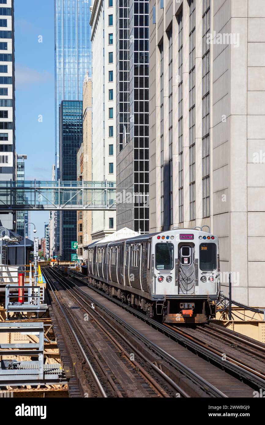 Chicago 'l', metropolitana sopraelevata, treno rapido, trasporto pubblico cittadino vicino alla stazione Harold Washington Library, formato ritratto a Chicago, United St Foto Stock