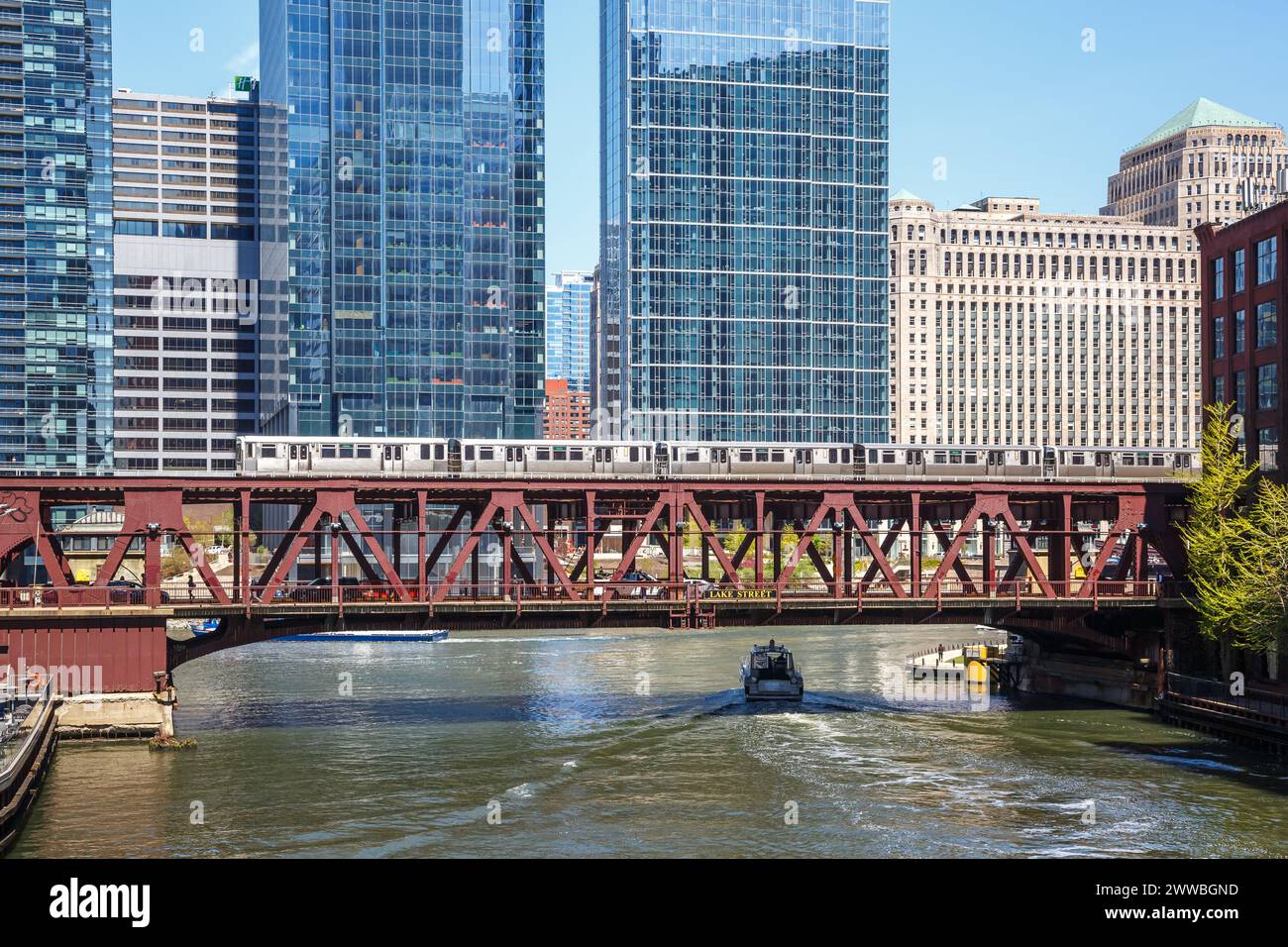 Metropolitana sopraelevata Metro Rapid Rail Transit, trasporto pubblico cittadino su un ponte a Chicago, Stati Uniti Foto Stock