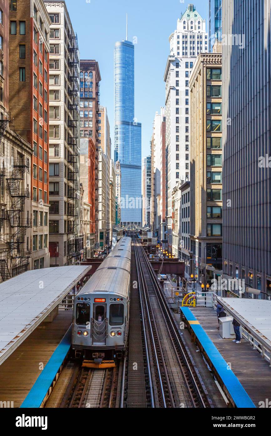 Metropolitana sopraelevata di Chicago 'l', treno rapido, trasporto pubblico cittadino presso la stazione Adams Wabash, formato ritratto a Chicago, Stati Uniti Foto Stock