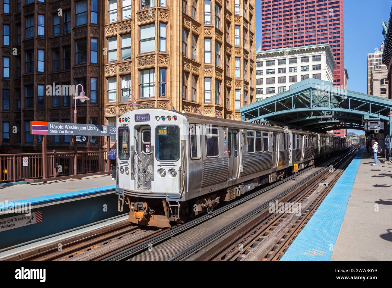 Metropolitana sopraelevata "l'" di Chicago treno di trasporto rapido metropolitana di trasporto pubblico alla stazione Harold Washington Library di Chicago, Stati Uniti Foto Stock